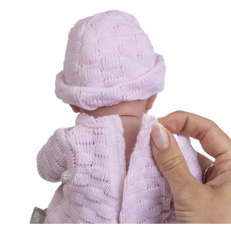 Mała lalka bobas w różowym ubranku które można łatwo ściągnąć.