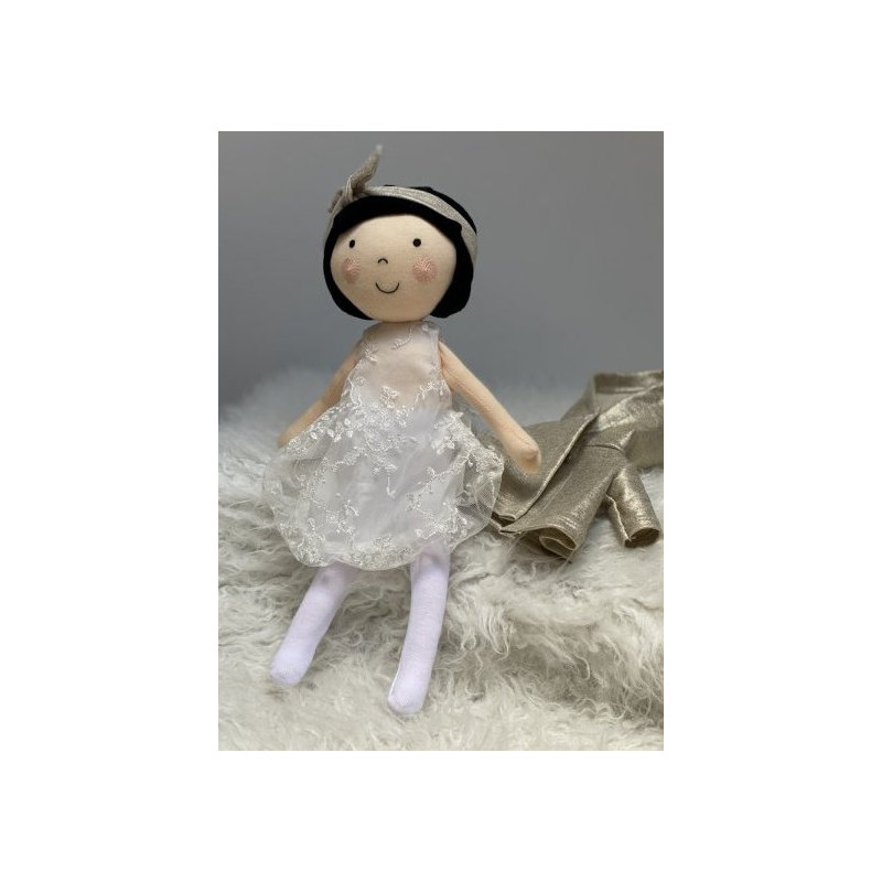 Lalka Ada brunetka w sukience i płaszczyku