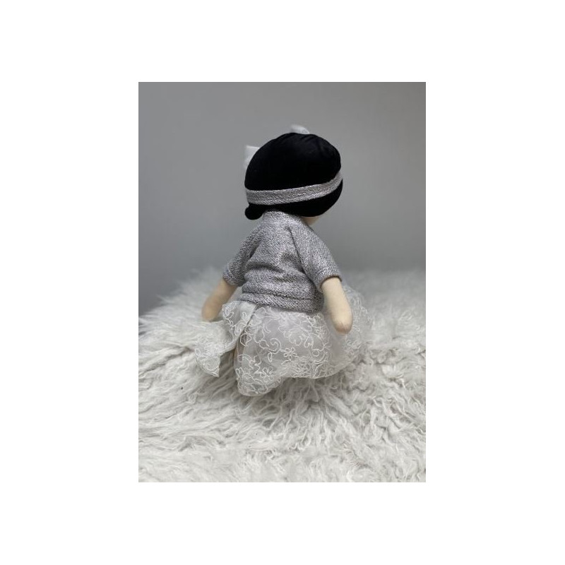 Lalka Emilia w koronkowej sukience